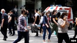 Илустрација - Луѓе со заштитни маски во Скопје поради пандемијата со Ковид-19
