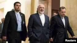 هیات مذاکره کننده ایرانی در لوزان در سوییس، محمد جواد ظریف (وسط) وزیر خارجه ایران