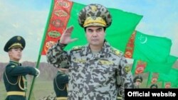 Türkmenistanyň Baş harby serkerdesi Gurbanguly Berdimuhamedow. Aşgabat, 2012 ý.
