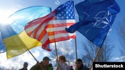 Прапори України, США та НАТО. 2015 рік