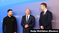 Президент України Володимир Зеленський, тогочасний канцлер Німеччини Олаф Шольц та прем'єр-міністр Чорногорії Мілойко Спаїч (крайній справа). Берлін, Німеччина, червень 2024 року