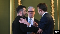 Зліва направо: Володимир Зеленський, Кір Стармер та Еммануель Макрон під час саміту європейських лідерів у Лондоні, 2 березня 2025 року