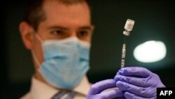 АКШнын Коннектикут штатындагы медициналык кызматкер, 8-март 2021-жыл. 