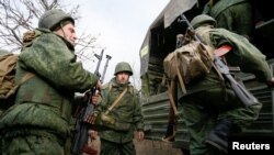 Сепаратисты "ДНР" у селения Петровское