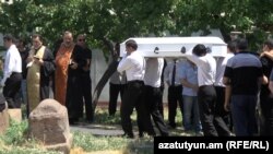 26-ամյա Մերի Մարգարյանի և նրա նորածին փոքրիկի հուղարկավորությունը, Երևան, 1-ը օգոստոսի, 2015թ․ 