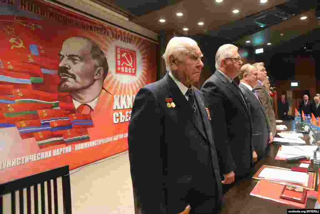 Президія з’їзду. Попереду колишній перший секретар ЦК КПБ, герой соціалістичної праці Микола Слюньков, за ним Ігор Карпенко, Геннадій Зюганов та інші