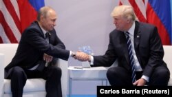 Путин менен Трамп "Чоң жыйырманын" саммитинде жолуккан учур. Гамбург, 7-июль, 2017-жыл.