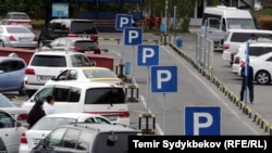 “Манас” эл аралык аэропортунун автотоктотмосу (автопарковка). Иллюстрациялык сүрөт.