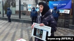 Tamila Taşeva «Qırım baariniñ» anti qaramanı nezaketli insanlarnıñ keskinleşmesine nasıl sebep oldı» aktsiyasında