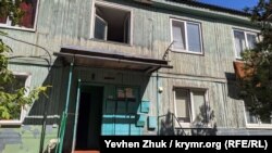 Один из деревянных домов-бараков