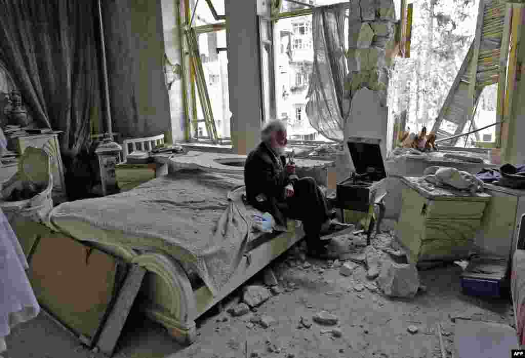 Алеппоның Әл-Шаар ауданында тұратын 70 жастағы ер адам қираған жатын бөлмесінде трубка тартып, граммофоннан музыка тыңдап отыр. 9 наурыз 2017 жыл. Соғыстан қираған пәтер ішінде музыка тыңдаудың ебін тапқан қарт Сириядағы азамат соғысының зардабын көрсететін бейнеге айналды. Қарттың есімі - Мухаммад Анис. Ол косметикалық фабриканың қожайыны болған әрі көне автомобильдер коллекциясын жинаумен әуестенген. 70 жастағы Анис "Франс Пресс" агенттігінің фотографы Джозеф Эйд пен оның журналист әріптесімен танысып, екеуін бомбалаудан қираған әрі соғысқа қарамастан тастап кетуге қимаған үйіне шақырған. Азаттықтың Орыс қызметіне жолдаған жауабында Эйд "бұл суретінің өмірге деген құштарлықты көрсететінін” жазды. Фотографтың айтуынша, қазір Анис косметикалық бизнесін қайта іске қосып, үйін жөндеп жатыр.