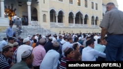 Aşgabatdaky metjitde ertir namazyna gatnaşýan türkmen musulman dinçileri (Arhiw suraty)