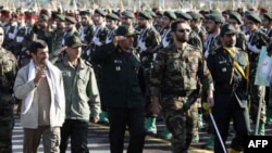 محمود احمدی نژاد در جریان سان دیدن از نیروهای بسیج