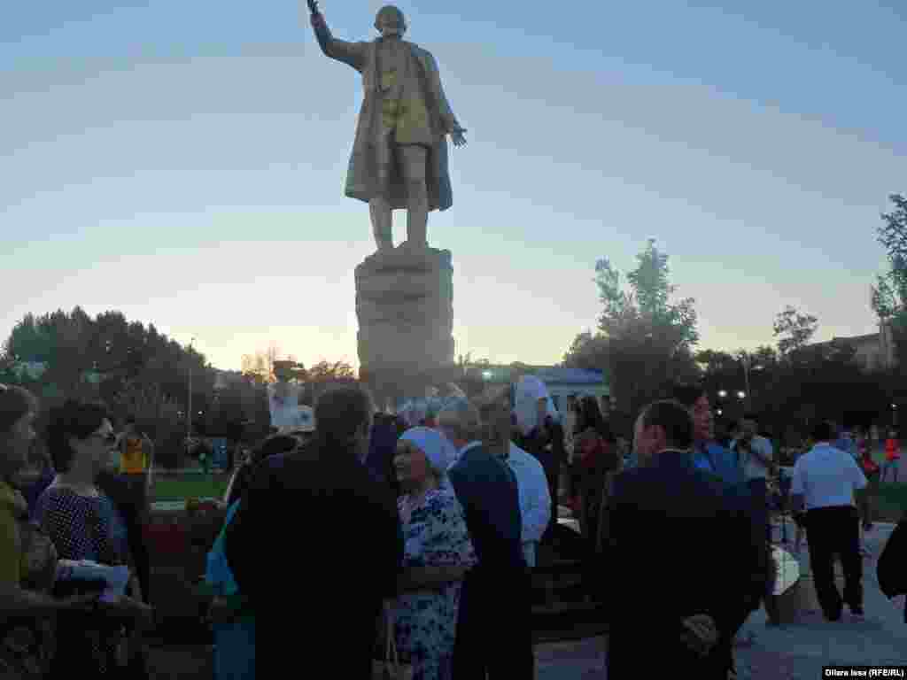 Жители Шымкента у памятника композитору Шамши Калдаякову. 