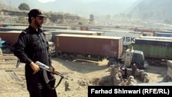 Pakistan bilen Ogwanystanyň serhedindäki Torham araçägindäki NATO-nyň ýük kerweni.