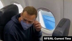 Алексеј Навални во авионот кон Москва