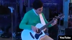 Berdimuhamedowyň gitara çalmakda görkezýän ussatlygy hem adam hukuklary babatda ýiti soraglaryň soralmagynyň öňüni alyp bilmedi. 
