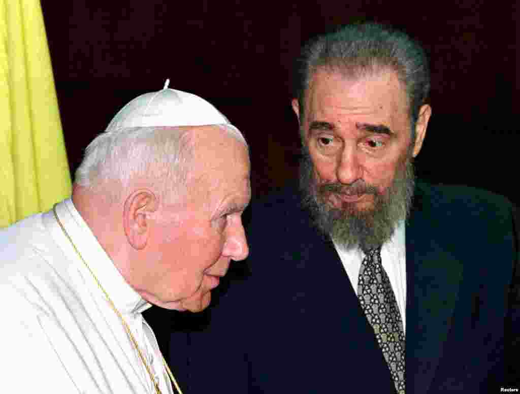 Cu papa Ioan Paul al II-lea în cursul vizitei acestuia în Cuba în ianuarie 1998. 