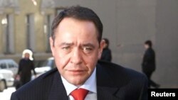 Orsýetiň ozalky metbugat ministri Mihail Lesin. Arhiw suraty, 2002 ý.
