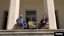 Լևան Ճաղարյանն ու Սայմոն Շերկլիֆը լուսանկարվում են Ռուսաստանի դեսպանության մուտքի աստիճանների վրա, այն նույն վայրում, որտեղ 78 տարի առաջ Թեհրանի կոնֆերանսին նկարվել էին Ստալինը, Չերչիլը և Ռուզվելտը։