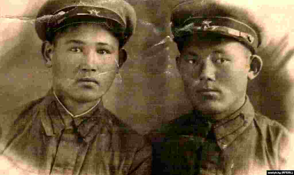 Сарман Курманалиев (оңдо) Экинчи Дүйнөлүк согушка, андан ары жапон согушуна катышкан. 1940-жылы 20 жашында аскерге чакырылган Курманалиев алты жыл дегенде Ата Журтуна кайтып келген. Ал Ата Мекендик согушта 50-артиллериялык полктун катарында кызмат кылган. Жапон согушунда Мудассан, Хардин, Дайрен, Порт Артур жана башка шаарларды бошотууга катышкан.