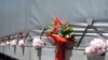 Cvijeće na kamionima kojima su prevezena tijela žrtava genocida koje su 11. jula 2011. sahranjene u Potočarima
