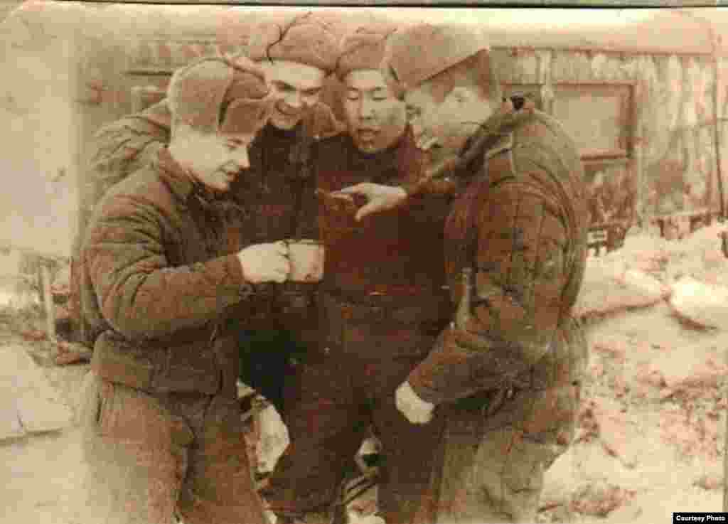 Маткерим Рахманбердиев 1915-жылы 20-апрелде Талас облусунун Манас районуна караштуу Ак-Таш айылында туулган. Экинчи Дүйнөлүк согуш башталган биринчи күндөн тарта анын акырына чейин фашисттик баскынчылар менен салгылашкан. Майданда Берлинге чейин барып, мекенине 1946-жылы кайтып келген. Ал 1995-жылы 80 жаш курагында каза болгон. Маткерим Рахманбердиев согушта чалгынчы-фотограф болгон деген маалымат бар. Анын архивине таандык сүрөттөрдү бул жерден көрө аласыз. 
