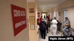 Koronavírus elleni oltásra várakoznak a Borsod-Abaúj-Zemplén Megyei Központi Kórház és Egyetemi Oktatókórházban kialakított oltóponton 2021. február 6-án Miskolcon