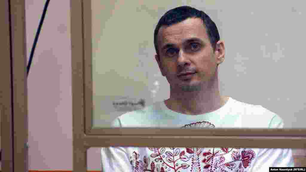Український кінорежисер, кримський громадський активіст Олег Сенцов під час виступу на засіданні суду в російському Ростові-на-Дону, 6 серпня 2015 року, автор фото – Антон Наумлюк. Олег Сенцов був затриманий російськими силовиками у травні 2014 року і засуджений за сфабрикованою справою за звинуваченням у тероризмі до 20 років позбавлення волі. 7 вересня 2019 року звільнений у рамках російсько-українського обміну. Зараз перебуває на фронті у складі ЗСУ