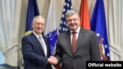Міністр оборони США Джеймс Маттіс (ліворуч) і президент України Петро Порошенко