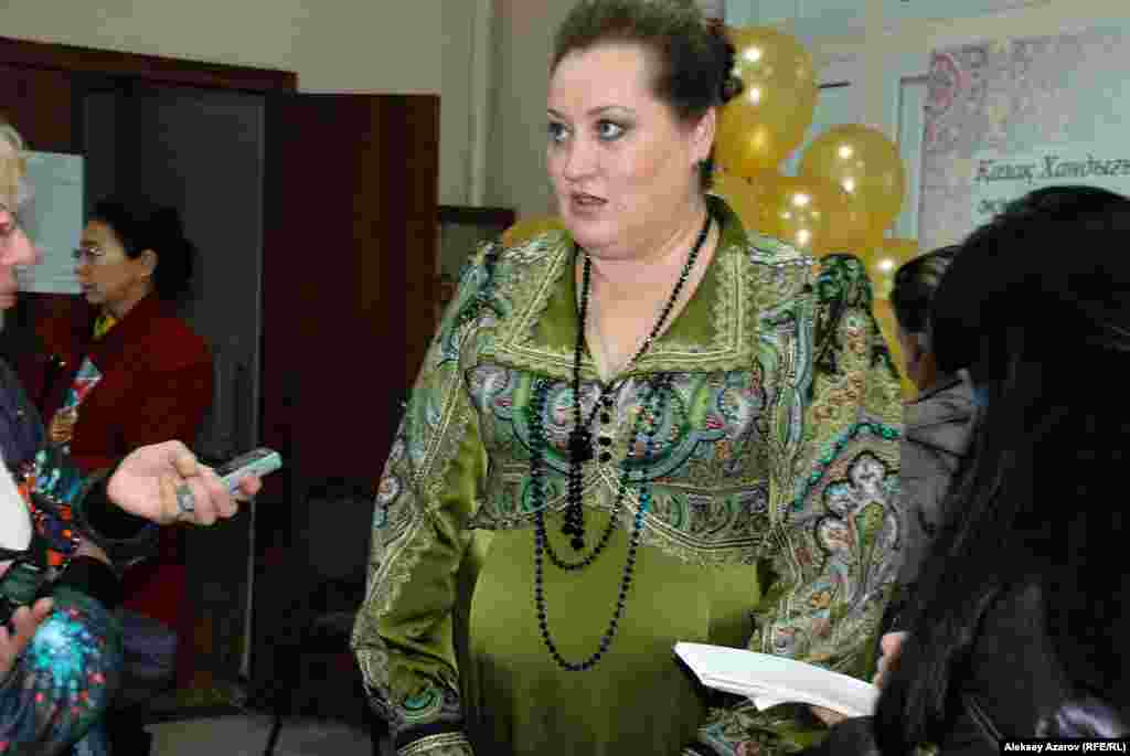 Лариса Сологуб рассказала, что выставка готовилась полгода. Приглашали всех желающих мастеров-кукольников. Единственное условие &ndash; куклы должны отражать тему Востока. Лариса Сологуб возглавляет &laquo;Центр вселенной кукол&raquo;. Это объединение алматинских кукольников, созданное два года назад. В него входят 12 мастеров, люди разных профессий &ndash; парикмахеры, педагоги, бизнесмены, пенсионеры, есть даже актриса. Но в Алматы, как говорит Сологуб, мастеров-кукольников больше. Есть среди них и мужчины, но на выставке их работ нет. По словам Ларисы Сологуб, делать авторские куклы &ndash; недешево, но это окупается. Обычно куклы заказывают как подарки на дни рождения, на свадьбы. Однако спрос на этот вид прикладного искусства в Казахстане еще небольшой.&nbsp;