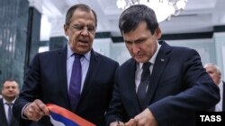 Türkmenistanyň daşary işler ministri Reşit Meredow rus kärdeşi bilen. Arhiw suraty