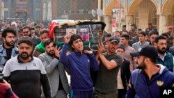 سوگواران پیکر نوجوان ۱۷ سالهای که در اعتراضات کشته شده را در شهر نجف به خاک میسپرند