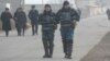 Вооруженные полицейские патрулируют улицу в селе Бурыл.