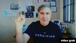 Грузиянын экс-президенти Михаил Саакашвили Тбилисидеги "Вивамед" клиникасында дарыланып жаткан жеринен сотко онлайн катышты. 10-март, 2025-жыл. 