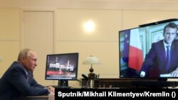 Ռուսաստանի նախագահ Վլադիմիր Պուտինը և Ֆրանսիայի նախագահ Էմանյուել Մակրոնը զրուցում են տեսակապով, արխիվ