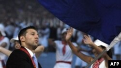 Amel Mekić nosi zastavu BiH na otvaranju Olimpijskih igara u Pekingu 2008. godine