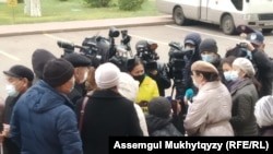 Люди с инвалидностью выступают перед репортерами. Нур-Султан, 12 октября 2020 года.