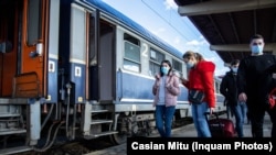 Elevii ar beneficia de transport feroviar gratuit la toate categoriile de trenuri, clasa a II-a, pe tot parcursul anului calendaristic.