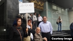 نسرین ستوده (نفر پلاکارد به دست) همراه به محمد نوری زاد (نفر اول از راست)، فعال سیاسی و محمد ملکی