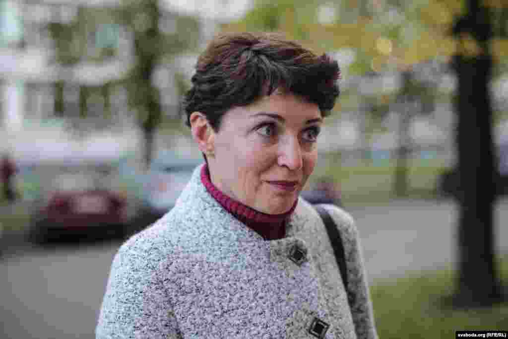 Іна, лягапэд «Чаму на курсы прыйшла? Таму што лічу, што Беларусь і Ўкраіна — гэта пабрацімы і дзьве дзяржавы, якія складаюць адно цэлае. Я з украінскай мовай ужо сутыкалася. Езьдзіла на чэмпіянат Эўропы па футболе ў 2012 годзе. Я там па-беларуску гаварыла, а мяне за польку прымалі. А хочацца, каб і я разумела, і мяне. Кіеў люблю, музыку ўкраінскую. „Акіян Эльзы“ магу сьпяваць. Таму і прыйшла сюды. Хачу свабодна валодаць украінскай мовай».