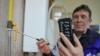Un muncitor de la serviciul gaze făcând verificări. Regiunea Ivanovo, Federaţia Rusă