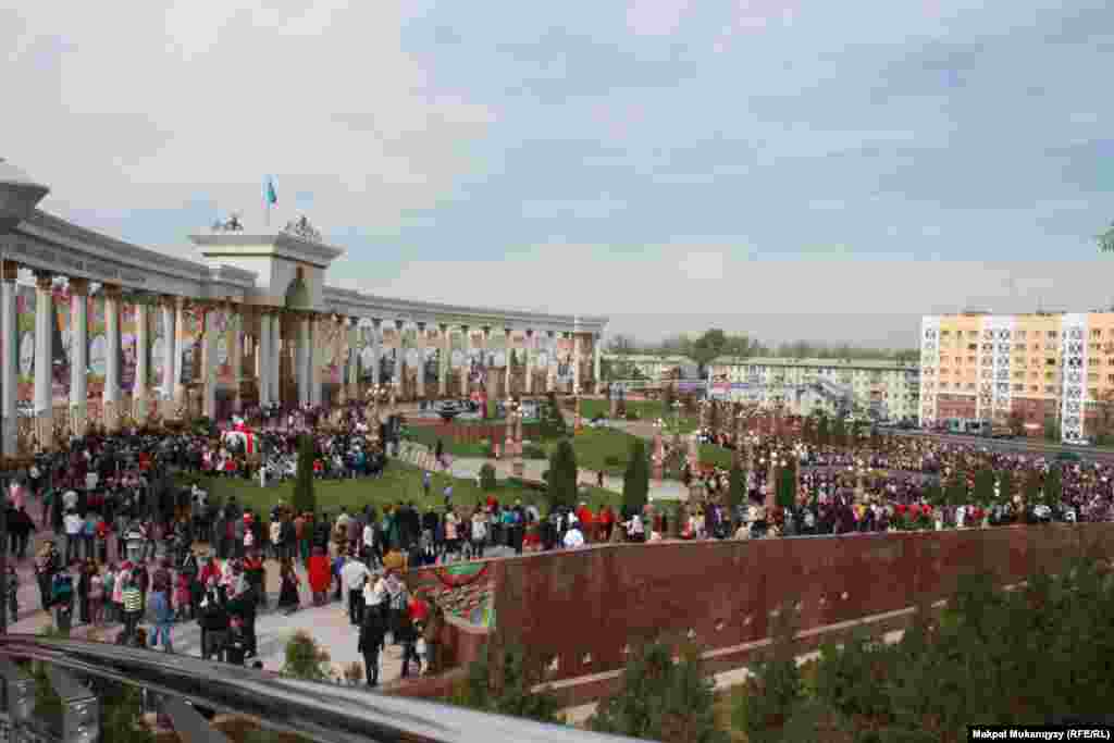 В парк первого президента в День города пришли сотни горожан.