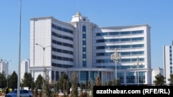 Aşgabatdaky "Ruhnama" mekdebi. 