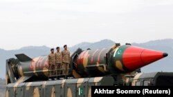 Пакистанские военные стоят рядом с баллистической ракетой класса «земля – земля» Shaheen III на военном параде, Исламабад, март 2019 года