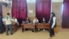 Փարաքարի 14/14 ընտրատեղամասում քաղաքացիները քվեատուփերի մոտ միմյանց ուղղորդում էին