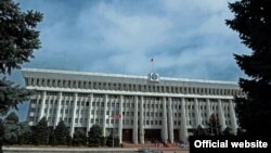 Ак үй жана Жогорку Кеңештин имараты.