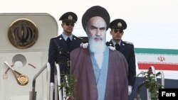 باسازی صحنه ورود آيت الله روح الله خمينی به فرودگاه مهرآباد در دوازدهم بهمن سال ۱۳۵۷