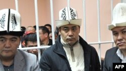 Камчыбек Ташиев, Садыр Жапаров и Талант Мамытов на судебном заседании, Бишкек, 25 января 2013 года.