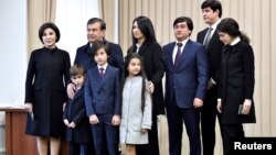 Шавкат Мирзиёев, номзади аслӣ дар ин интихобот, ба қитъаи рақами 132-и Тошканд бо ҳамсараш Зироатхон Ҳошимова, ду духтар, писар ва домоду наберагонаш ҳозир шуд.